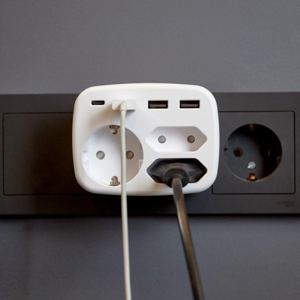 (11-1250) Тройник электрический 16А + 2х2,5А с заземлением + 3хUSB-A 2,4А + USB Type-C 3А, белый REXANT